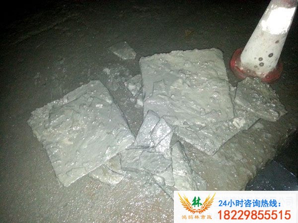 已經(jīng)清理出來的，管道內(nèi)的水泥塊